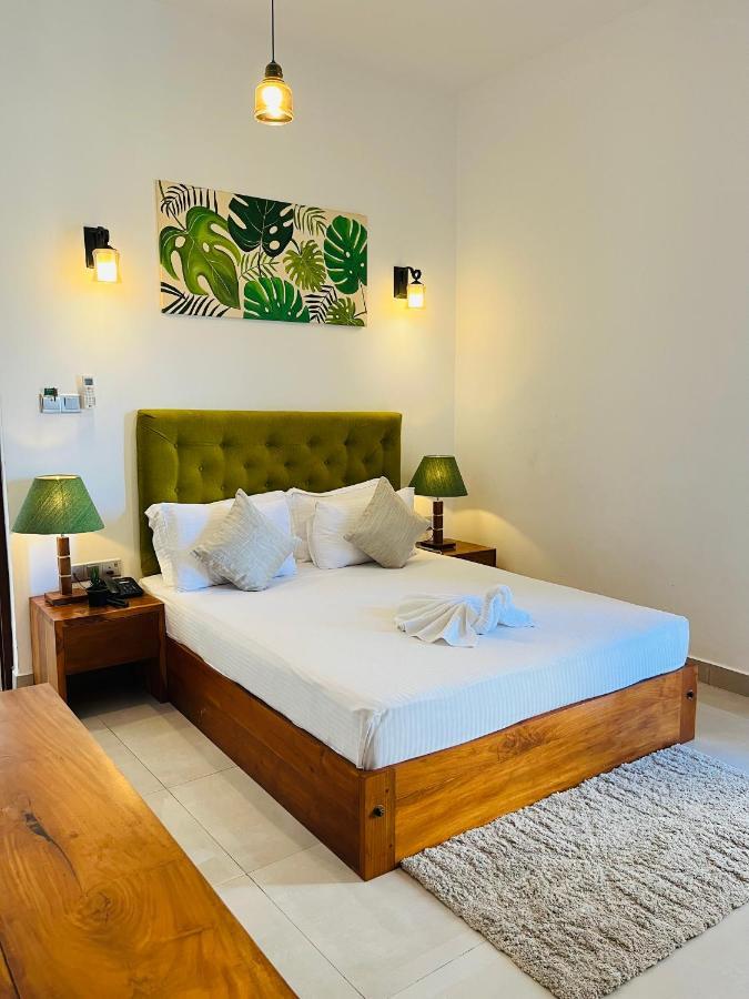 J Leaf Hotel By Blue Bird Negombo Exterior foto