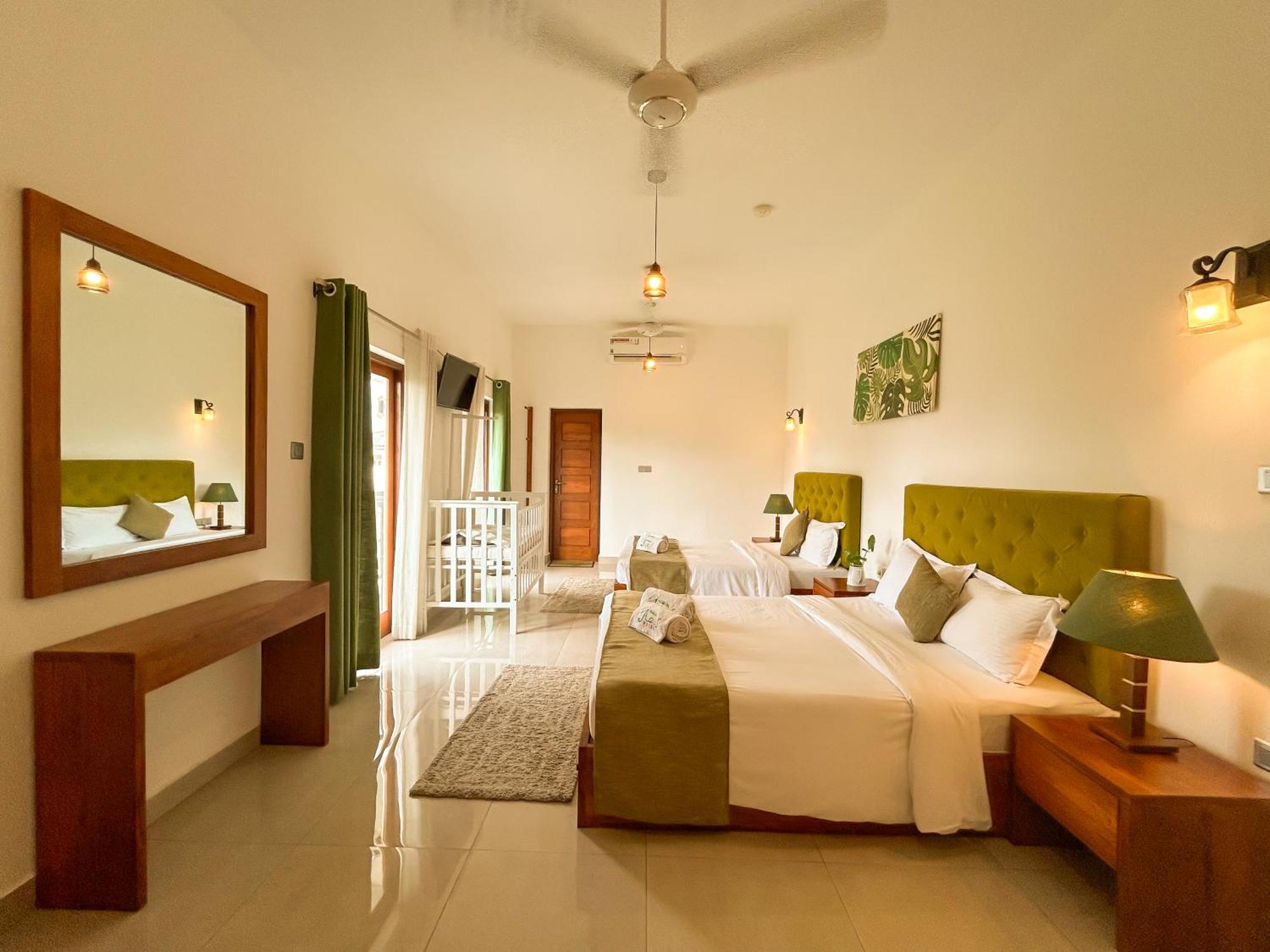 J Leaf Hotel By Blue Bird Negombo Exterior foto