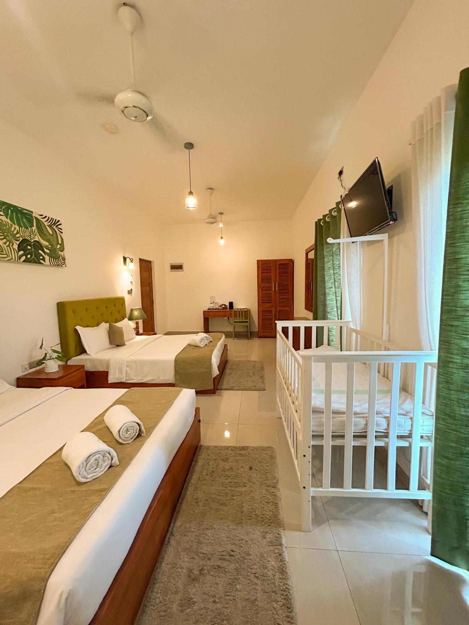 J Leaf Hotel By Blue Bird Negombo Exterior foto
